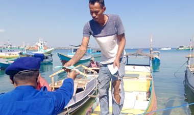 Cegah-Penularan,-Personil-Ditpolairud-Polda-NTT-Sambangi-Warga-Pesisir-TPI-Tenau-Berikan-Masker-dan-Imbauan-Prokes