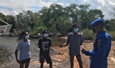 Sambangi-Pesisir-Desa-Tapil,-Personil-Ditpolairud-Polda-NTT-Ingatkan-Nelayan-Patuhi-Prokes-dan-Jaga-Ekosistem-Laut