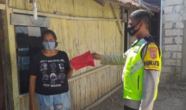 Peringati-HUT-ke-76-RI,-Ditintelkam-Polda-NTT-Bersama-Bhabinkamtibmas-Kota-Kupang-Bagi-Bagi-Bendera-Merah-Putih-Kepada-Masyarakat