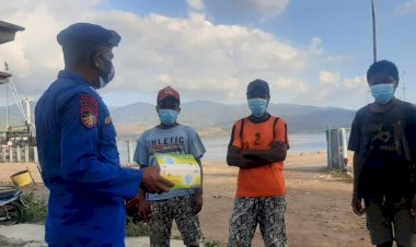 Cegah-Penyebaran-Covid-19,-Personil-Ditpolairud-Polda-NTT-Bagikan-Masker-Gratis-Kepada-Buruh-Pelabuhan-Kalabahi