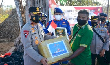Polda-NTT-Berbagi-Kasih-Jelang-Momentum-Peringatan-HUT-ke-76-RI-Kepada-Masyarakat-Pesisir-Pantai