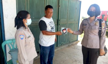 Upaya-Cegah-Penyebaran-Covid-19,-Personel-Ditbinmas-Polda-NTT-Bagi-Masker-dan-Ingatkan-Prokes-Kepada-Masyarakat