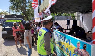 Bantu-Penyekatan-di-Pos-PPKM-Level-IV-Bimoku,-Personil-Ditlantas-Polda-NTT-Beri-Imbau-Warga-Kurangi-Mobilitas