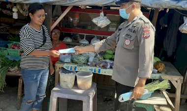 Sasar-Para-Pedagang-Kaki-Lima,-Personel-Ditbinmas-Bagikan-Masker-Gratis-dan-Ingatkan-Prokes