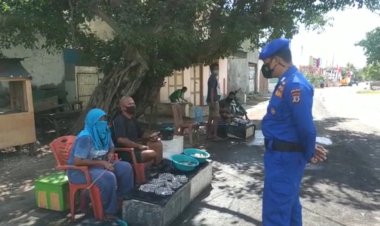 Cegah-Penyebaran-Covid-19,-Personil-Ditpolairud-Polda-NTT-Ingatkan-Nelayan-Prailiu-Terapkan-Prokes-Saat-Beraktivitas