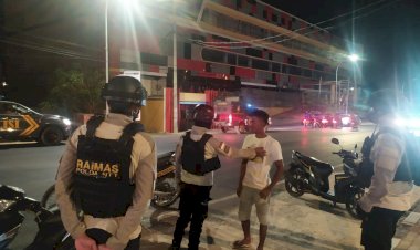 Sambangi-Tempat-Kerumunan,-Ditsamapta-Polda-NTT-Giatkan-Patroli-Malam-Minggu-Beri-Imbauan-Prokes
