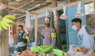 Patroli-Imbau-Prokes,-Personel-Ditsampta-Polda-NTT-Sambangi-Para-Pedagang-Kaki-Lima