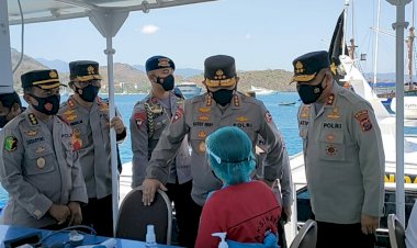 Wakapolri-Beri-Apresiasi-Pelaksanaan-Vaksinasi-Terapung-Polda-NTT,-Bentuk-Pelayanan-Terhadap-Masyarakat-Nelayan-di-Kepulauan