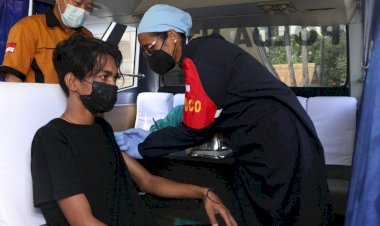 Road-Show-Ke-Kampus,-Tim-Vaksinator-Polda-NTT-dan-BEM-Nusantara-Gelar-Pelayanan-Vaksinasi-di-Universitas-Citra-Bangsa-Kupang