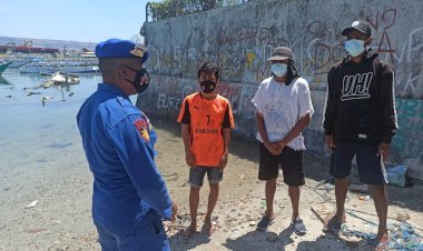 Gelar-Patroli-Sambang-Nusa-di-Pesisir-Londalima,-Personil-Ditpolairud-Polda-NTT-Ingatkan-Nelayan-Jaga-Kelestarian-Sumber-Daya-Laut