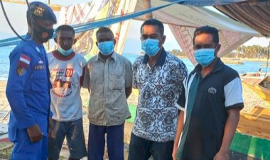 Personil-Ditpolairud-Polda-NTT-Beri-Imbau-Nelayan-Tablolong-Tetap-Waspada-dan-Antisipasi-Cuaca-Buruk-Saat-Melaut