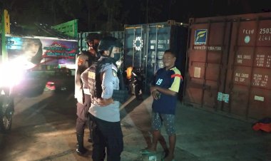 Patroli-Dialogis-Imbau-Warga-Pentingnya-Prokes,-Personel-Ditsamapta-Polda-NTT-Sambangi-Pelabuhan-Tenau-Kupang