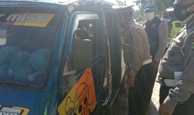 Perkuat-PPKM-Level-IV-di-Kota-Kupang-Ditlantas-Polda-NTT-Gelar-Penyekatan-dan-Beri-Imbauan-Prokes