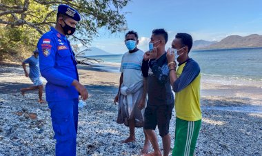 Cegah-Penyebaran-Covid-19-di-Pesisir,-Personil-Ditpolairud-Polda-NTT-Bagikan-Masker-Gratis-Kepada-Nelayan-di-Pantai-Sagu