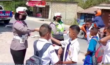 Putus-Rantai-Covid-19,-Ditlantas-Polda-NTT-Bagi-Masker-dan-Lakukan-Foging-di-Area-Publik
