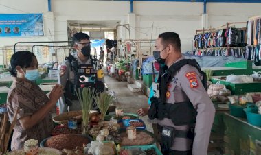 Sasar-Pasar-Tradisional,-Personel-Ditsamapta-Polda-NTT-Ingatkan-Pedagang-dan-Pengunjung--Pasar-Pentingnya-Terapkan-Prokes