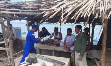 Sambang-Perairan-di-Rote-Timur,-Personil-Ditpolairud-Polda-NTT-Ingatkan-Prokes-dan-Bagikan-Masker-Gratis-Kepada-Nelayan