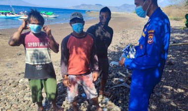 Sambang-Nusa-di-Pesisir-Mananga,-Personil-Ditpolairud-Polda-NTT-Bagikan-Masker-Gratis-dan-Imbau-Nelayan-Jaga-Kebersihan