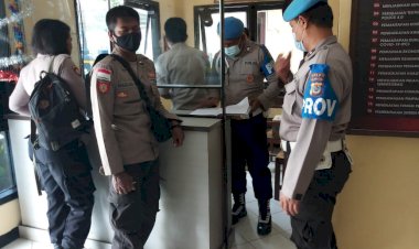 Pastikan-Siap-Melaksanakan-Tugas-Secara-Optimal,-Provost-Polda-NTT-Lakukan-Pemeriksaan-Anggota-Jaga-di-Polsek-Oebobo