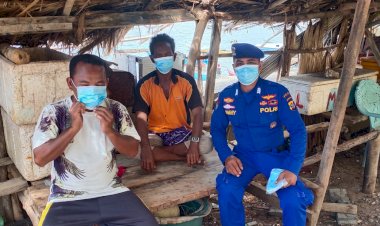Terapkan-Prokes-Saat-Gelar-Patroli-Pesisir,-Personil-Ditpolairud-Polda-NTT-Bagikan-Masker-Gratis-Kepada-Nelayan-di-Takari