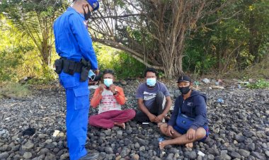 Sambangi-Warga-Pesisir-Delang,-Personil-Ditpolairud-Polda-NTT-Imbau-Jaga-Kebersihan-dan-Bagikan-Masker-Gratis