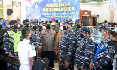 Kapolda-NTT-Dampingi-Kepala-Staf-TNI-Angkatan-Laut-Laksamana-TNI-Yudo-Margono-Tinjau-Pelaksanaan-Serbuan-Vaksinasi-Maritim