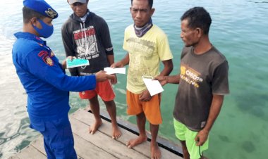 Cegah-Penyebaran-Covid-19,-Personil-Ditpolairud-Polda-NTT-Bagikan-Masker-di-Wilayah-Pesisir-Sulamu