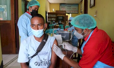 Dalam-Rangka-HUT-Lalulintas-Polri-ke-66,-Ditlantas-Polda-NTT-dan-Biddokkes-Polda-NTT-Gelar-Pelayanan-Vaksinasi-Kepada-Masyarakat-Oesapa-Selatan