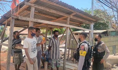 Tekan-Laju-Perkembangan-Covid-19,-Ditsamapta-Polda-NTT-Beri-Edukasi-Masyarakat-Agar-Taat-Prokes-5-M