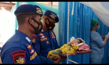 Aksi-Heroik,-Personil-Ditpolairud-Polda-NTT-Gunakan-Kapal-Patroli-Bantu-Evakuasi-Ibu-yang-Akan-Melahirkan