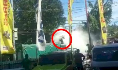 Aksi-Berani,-Bripka-Marthen-Taus-Anggota-Polres-Kupang-Bantu-Masyarakat-Padamkan-Si-Jago-Merah