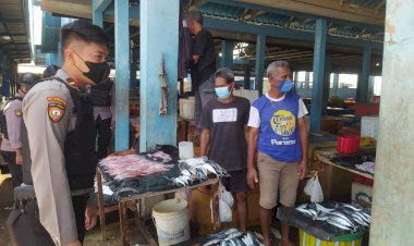 Sadarkan-Warga-Pentingnya-Disiplin-Prokes,-Personel-Ditsamapta-Polda-NTT-Gelar-Patroli-Dialogis