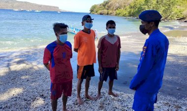 Patroli-Sambang-Pesisir-Desa-Baopukang,-Personil-Ditpolairud-Polda-NTT-Ingatkan-Nelayan-Terapkan-Prokes-dalam-Beraktivitas