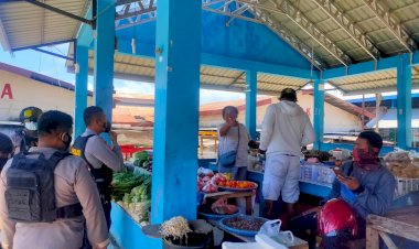 Ditsamapta-Polda-NTT-Lakukan-Patroli-Dialogis-di-Pasar-Pasar-Beri-Imbauan-Prokes