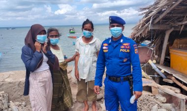 Personel-Ditpolair-Polda-NTT-Gencar-Patroli-Beri-Imbauan-Prokes-dan-Bagikan-Masker-Kepada-Masyarakat-Pesisir