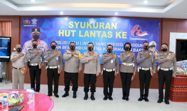 Hadiri-Syukuran-HUT-lalulintas-ke-66,-Kapolda-NTT-Beri-Penghargaan-kepada-Enam-Personel-Ditlantas-Polda-NTT