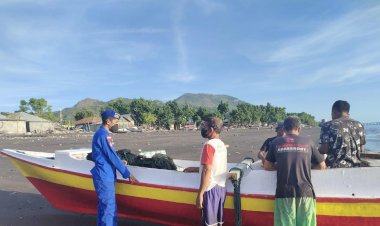 Sambang-Nusa-di-Wilayah-Pesisir,-Personil-Ditpolairud-Polda-NTT-Imbau-Nelayan-Desa-Lato-Jaga-Ekosistem-Bawah-Laut