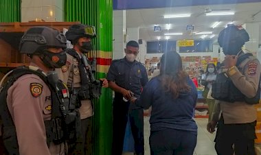 Cegah-Aksi-Kejahatan-dan-Pelanggaran-Prokes,-Personel-Raimas-Ditsamapta-Polda-NTT-Patroli-sambang-ke-Swalayan-dan-Tempat-Rawan-Gangguan-Kamtibmas
