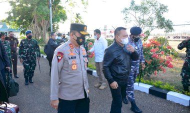 Kapolda-NTT-Lepas-Keberangkatan-Pangkostrad-Bersama-Rombongan-di-Kupang