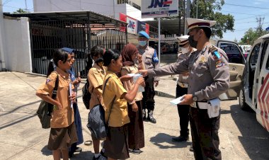 Operasi-Patuh-Ranakah-2021,-Personel-Ditlantas-Polda-NTT-Beri-Masker-Pada-Sejumlah-Pengguna-Jalan