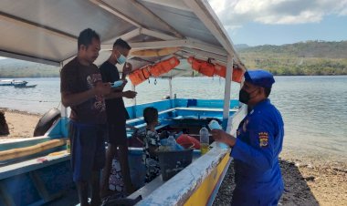 Personil-Ditpolairud-Polda-NTT-Giatkan-Patroli-Imbauan-Prokes-dan-Bagikan-Masker-di-Wilayah-Pesisir-Arang