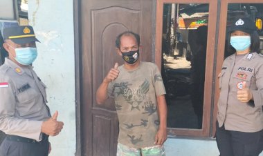 Kembali-Personel-Ditbinmas-Polda-NTT-Bagikan-Masker-Gratis-Kepada-Warga-Masyarakat-Secara-Door-To-Door
