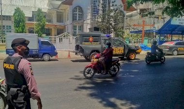 Gunakan-Mobil-Raisa,-Personel-Raimas-Ditsamapta-Polda-NTT-Patroli-Beri-Imbauan-Prokes-Kepada-Masyarakat