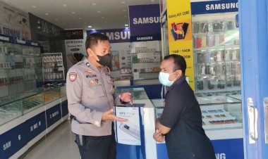 Gelar-Patroli,-Personel-UPRC-Ditsamapta-Polda-NTT-Ajak-Pelaku-Usaha-Bersama-Berperan-Aktif-Meminimalisir-Penyebaran-Covid-19-di-Kota-Kupang