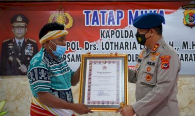 Kunjungi-Polres-Sumba-Barat,-Kapolda-NTT-Beri-Penghargaan-Kepada-Kepala-Desa-Bolu-Bokat-yang-Telah-Menghibahkan-Tanahnya-untuk-Polda-NTT