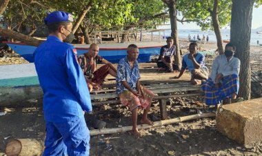 Personil-Ditpolairud-Polda-NTT-Imbau-Nelayan-Kolaka-Untuk-Tidak-Gunakan-Bahan-Peledak-dan-Bahan-Kimia-Untuk-Menangkap-Ikan