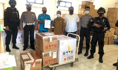 Penambahan-Empat-Koli-Vaksin-Covid-19,-Dikawal-Ketat-oleh-Personel-Gabungan-Polda-NTT