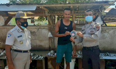 Sambangi-Para-Pedagang-Ikan-di-Pasar-Oeba,-Personel-Subditbintibsos-Ditbinmas-Polda-NTT-Edukasi-Prokes-dan-Bagikan-Masker-Gratis
