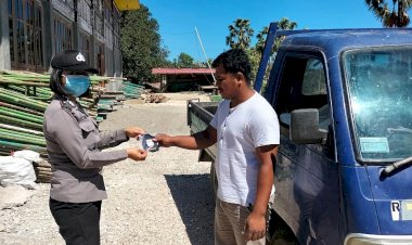 Sosialisasi-Prokes,-Personel-Ditbinmas-Bagikan-Masker-Kepada-Para-Sopir-Pickup-di-Pasar-Oebobo