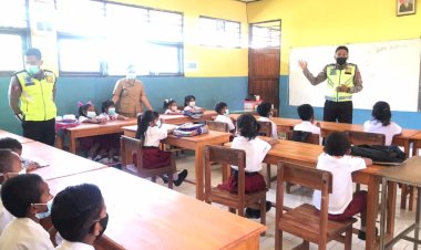 Police-Goes-to-School,-Ditlantas-Polda-NTT-Imbau-Pelajar-Tertib-Berlalu-Sejak-Dini-di-SDN-1-Batuplat